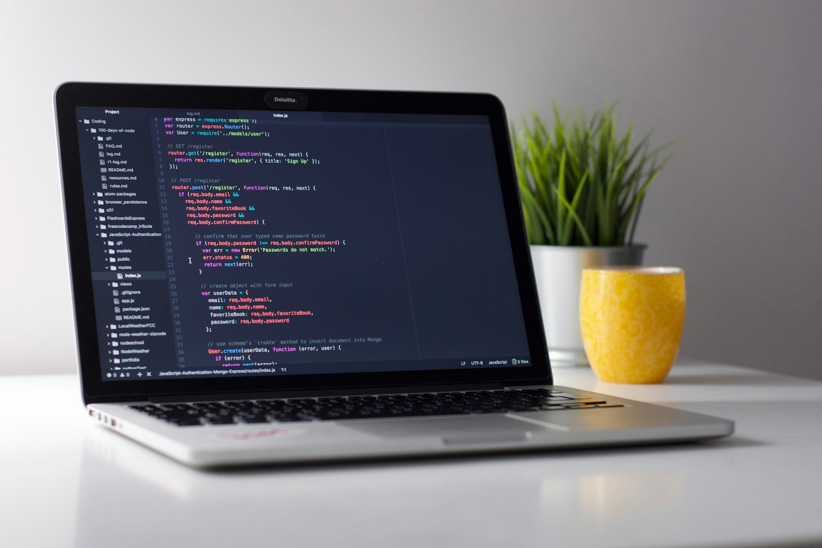 Código abierto en un editor sobre un portátil