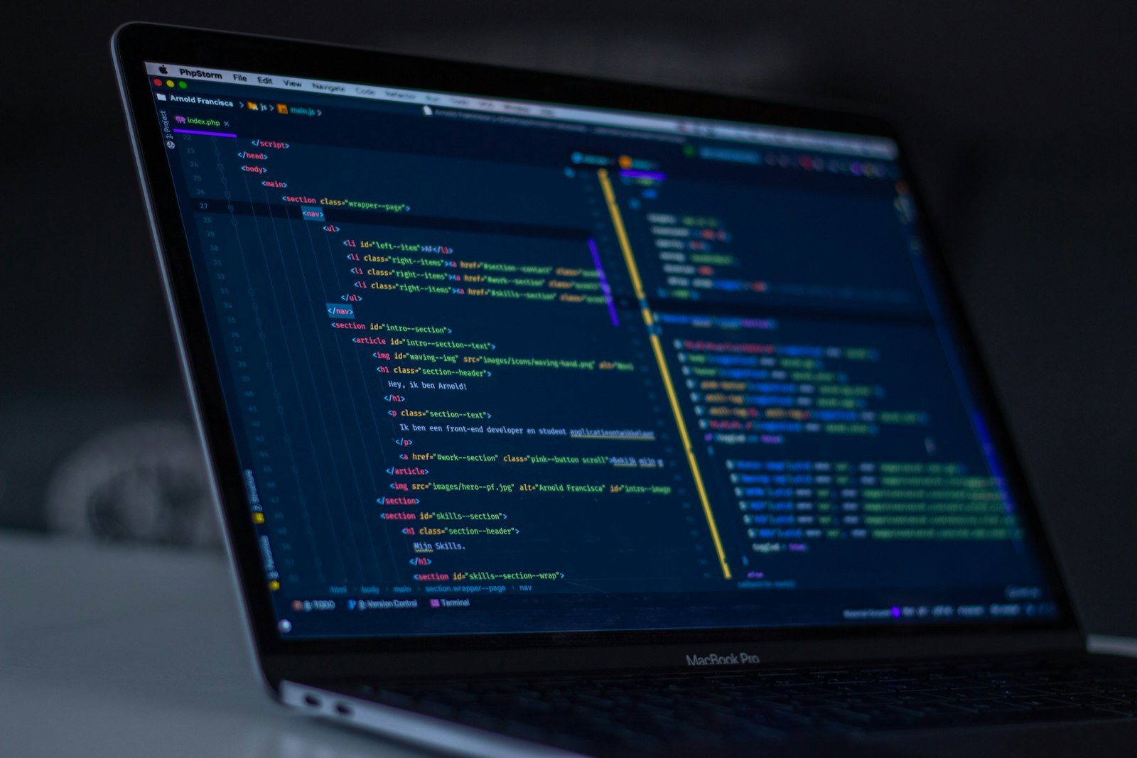 Líneas de código en un editor de programación oscuro
